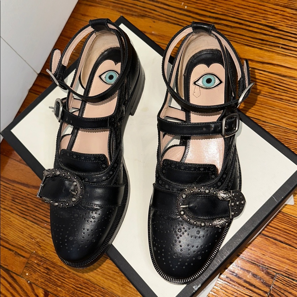 Gucci Black Women's Flats with Buckle Accents - Picture 3 of 8